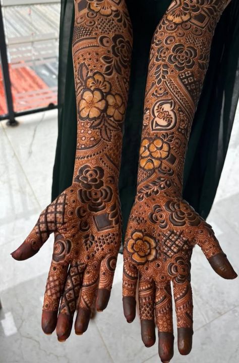 stylish modern front hand mehndi design