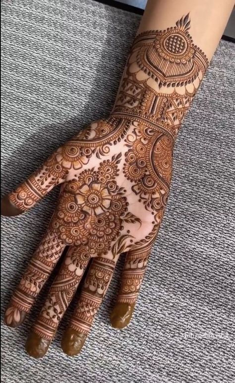 stylish front hand mehndi design