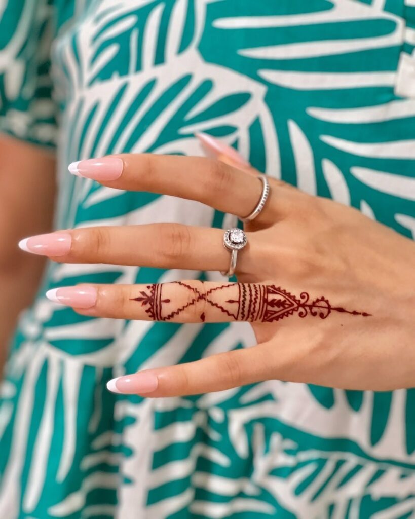 finger mehndi design