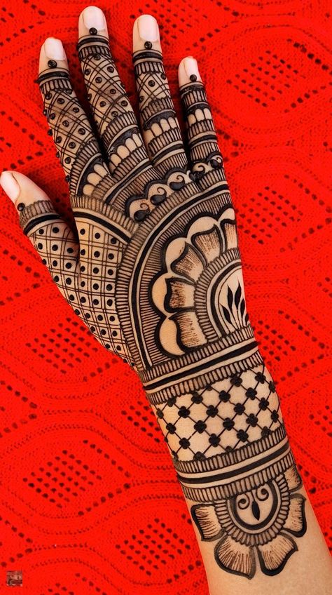 Dulhan back hand mehndi