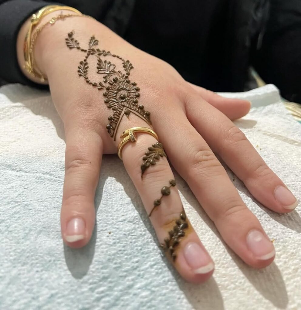 royal finger mehndi design